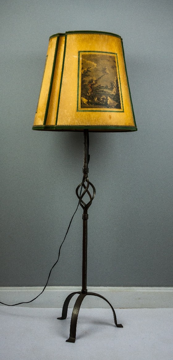 Stojací lampa s rytinami