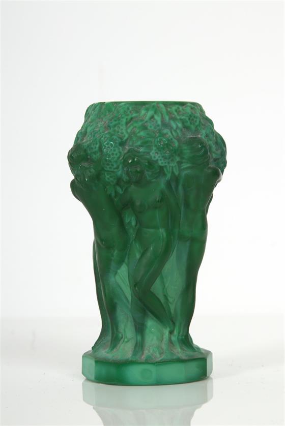 Váza s plastickým motivem