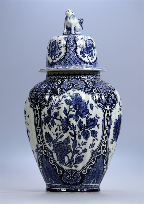 Velká váza s víkem se lvím motivem