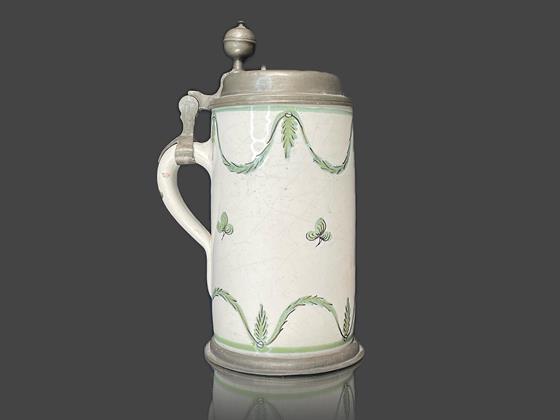 Korbel s cínovým víčkem