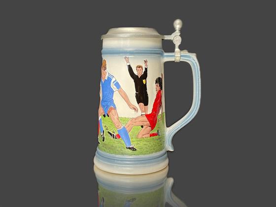 Korbel s fotbalovým motivem