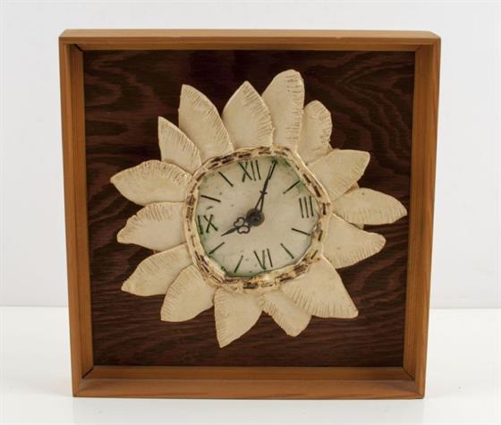 Nástěnné hodiny v dřevěném rámu