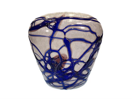 Váza s modrým reliéfem