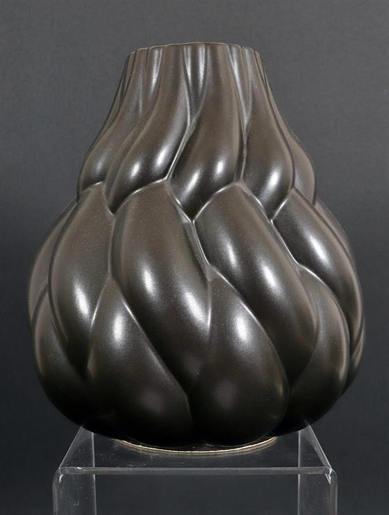 Keramická váza tmavě hnědá