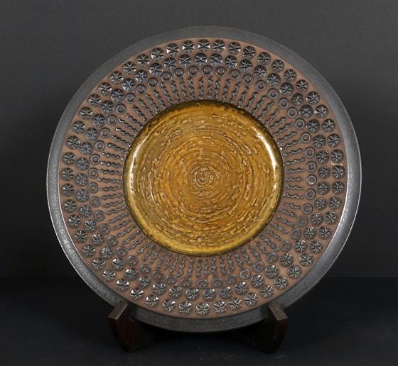 Keramický talíř se žluto černým středem